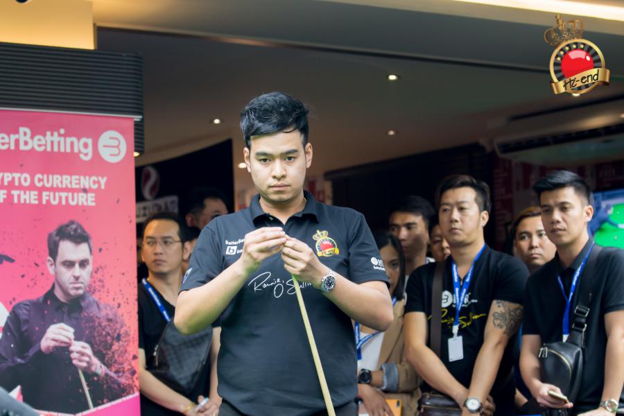 ronnie in action, Hi-end snooker club