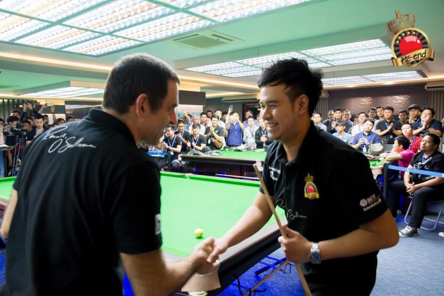 ronnie in action, Hi-end snooker club