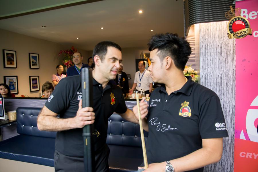 ronnie in action, Hi-end snooker club