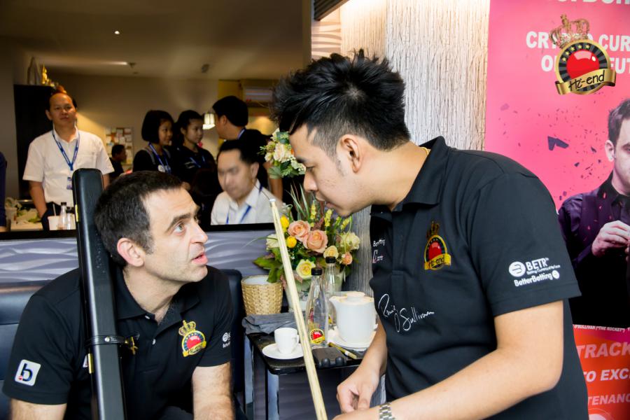 ronnie in action, Hi-end snooker club