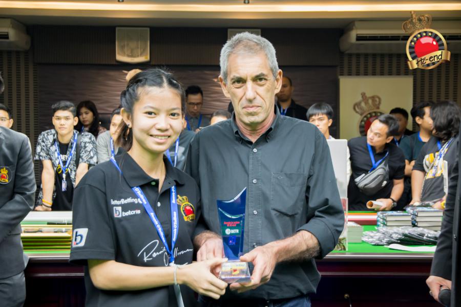 ronnie in action, Hi-end snooker club