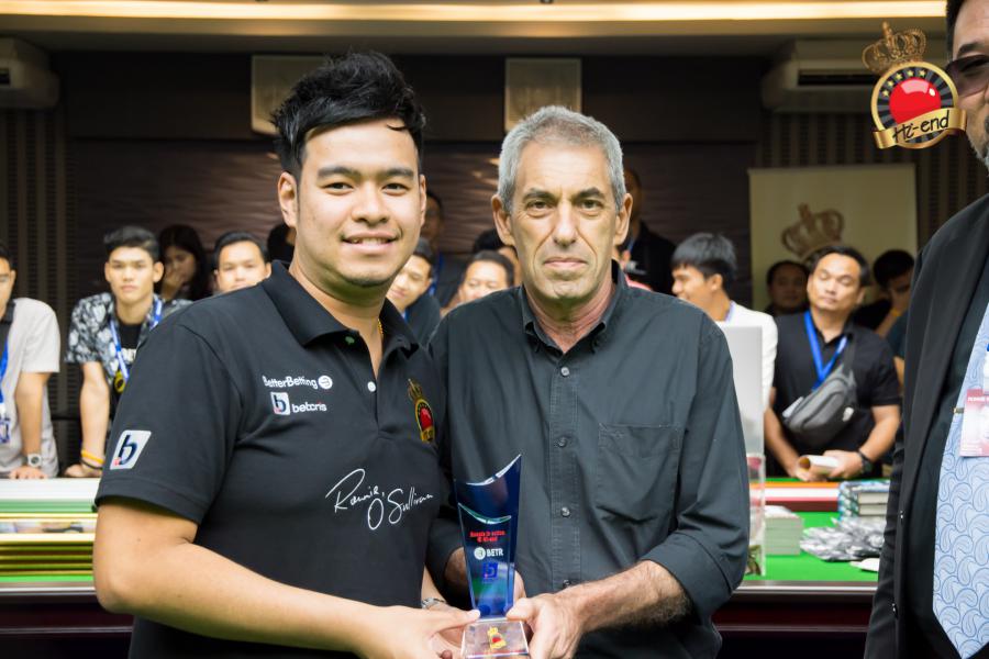 ronnie in action, Hi-end snooker club