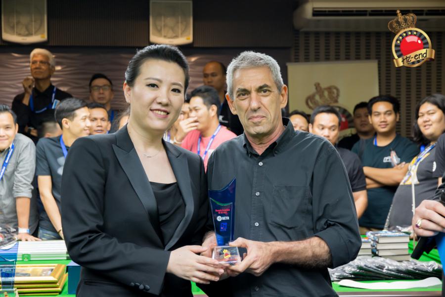 ronnie in action, Hi-end snooker club