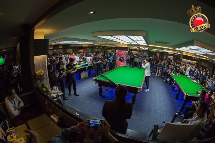 ronnie in action, Hi-end snooker club