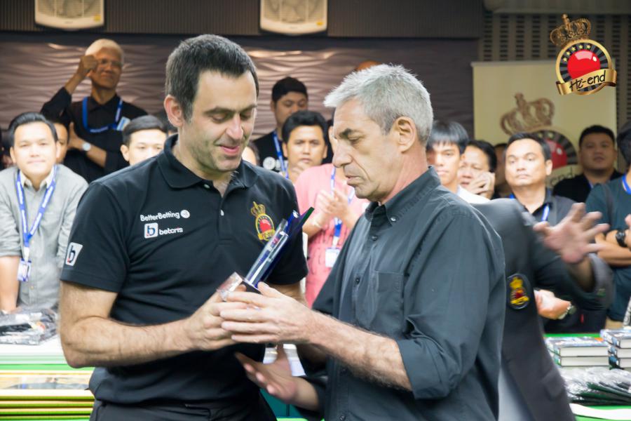 ronnie in action, Hi-end snooker club