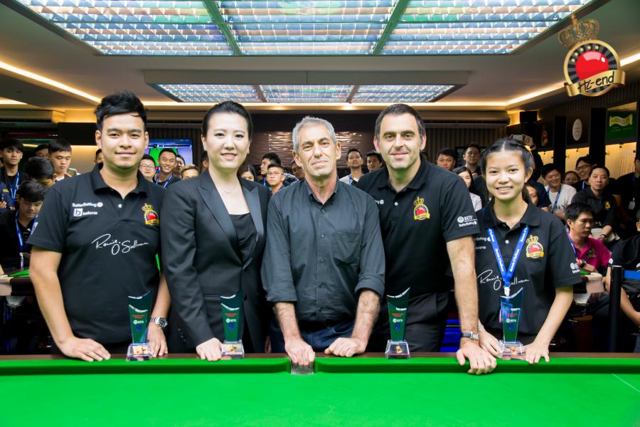 ronnie in action, Hi-end snooker club