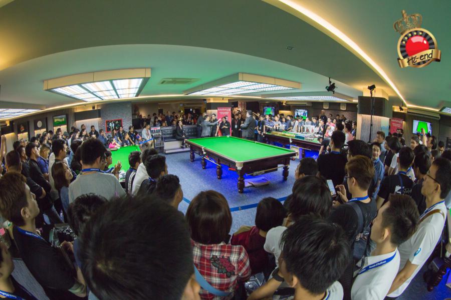 ronnie in action, Hi-end snooker club