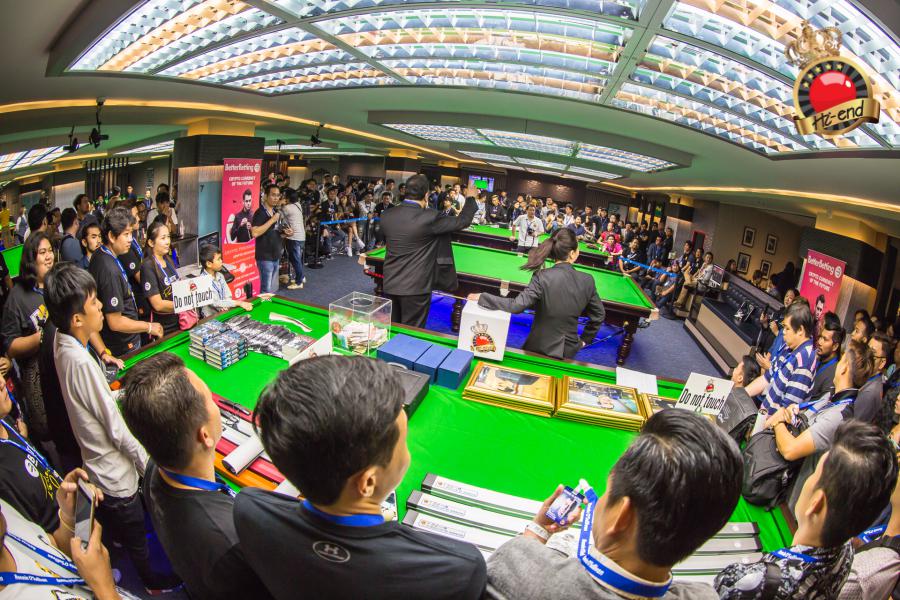 ronnie in action, Hi-end snooker club