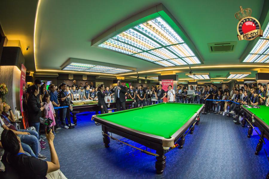 ronnie in action, Hi-end snooker club