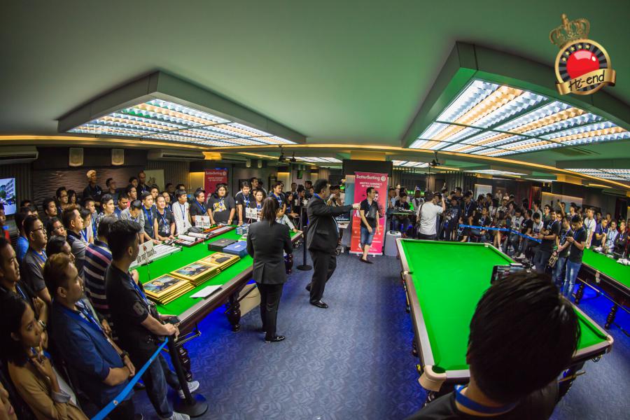 ronnie in action, Hi-end snooker club