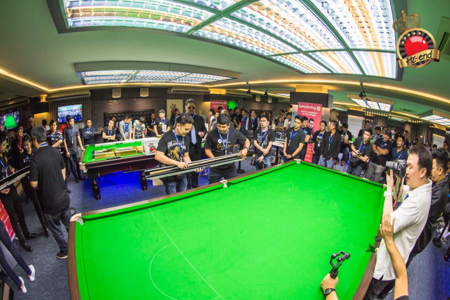 ronnie in action, Hi-end snooker club