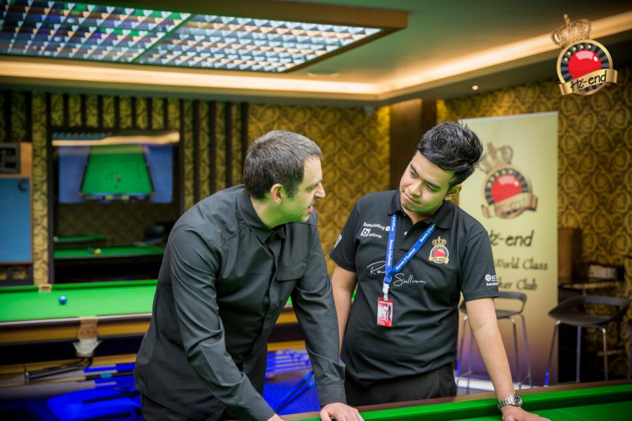 ronnie in action, Hi-end snooker club