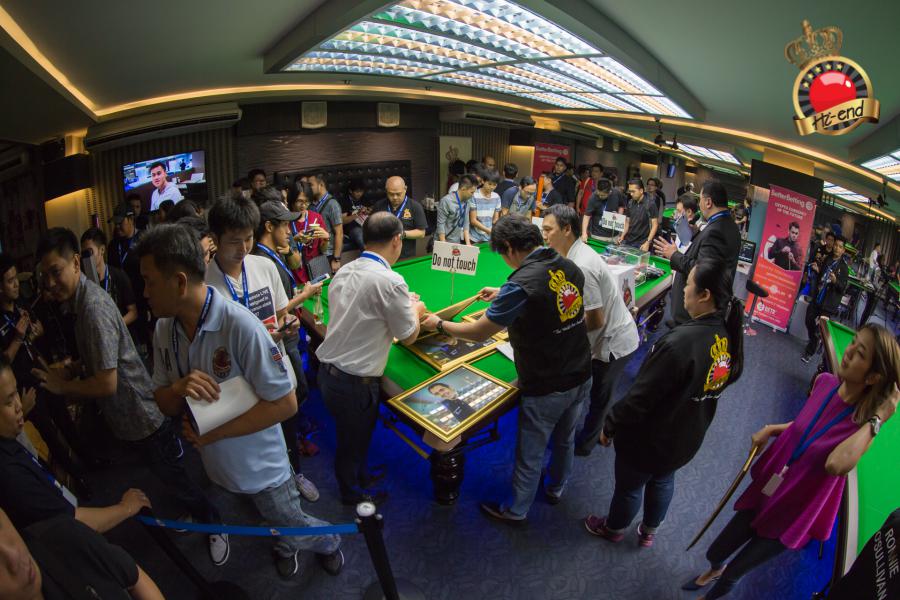 ronnie in action, Hi-end snooker club