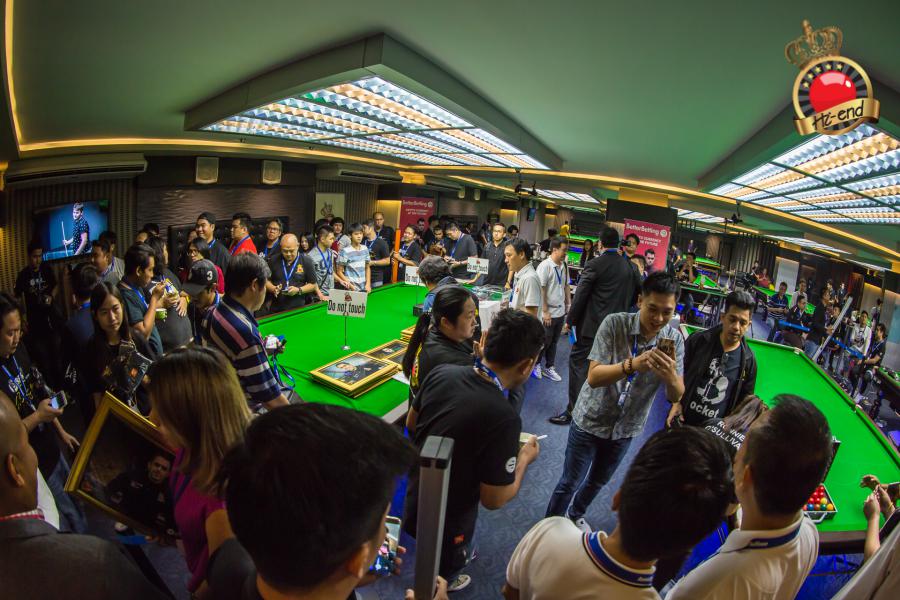 ronnie in action, Hi-end snooker club