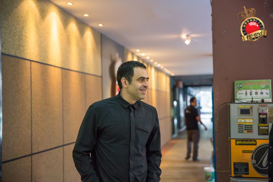 ronnie in action, Hi-end snooker club