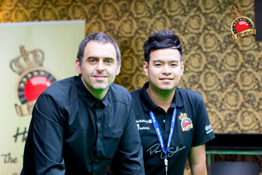 ronnie in action, Hi-end snooker club