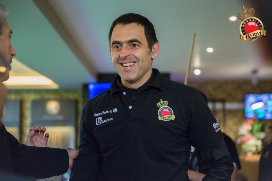 ronnie in action, Hi-end snooker club