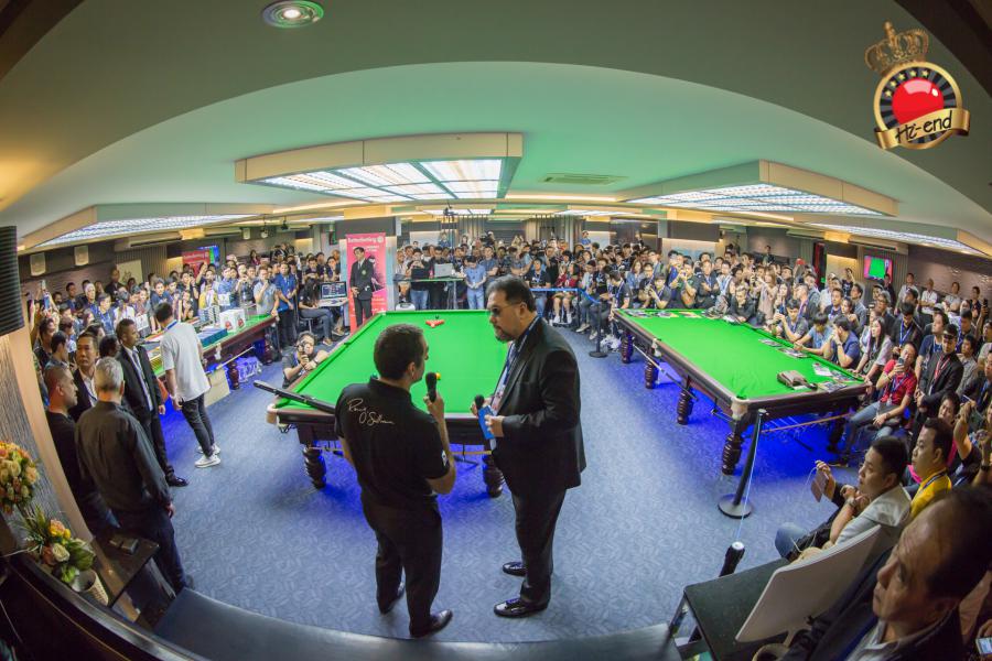 ronnie in action, Hi-end snooker club