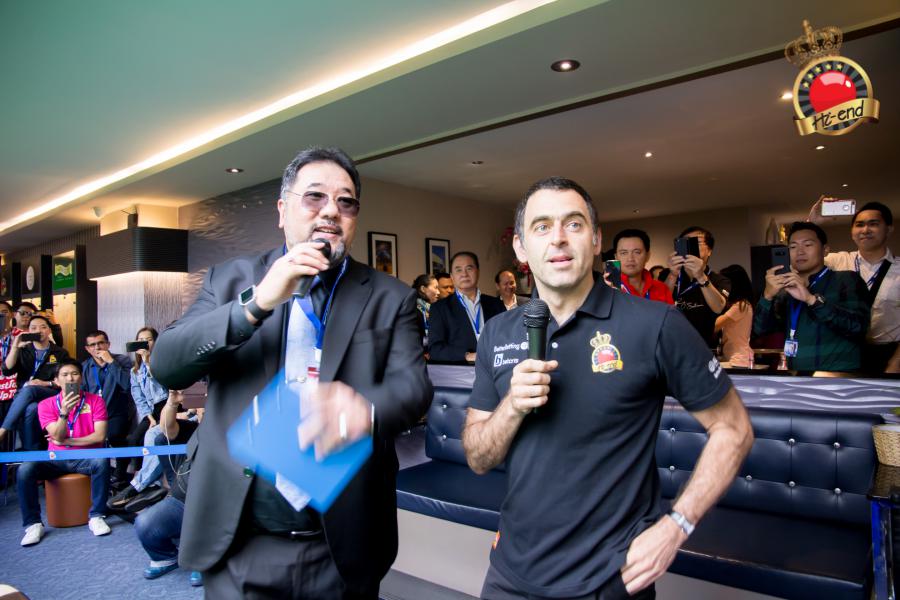 ronnie in action, Hi-end snooker club