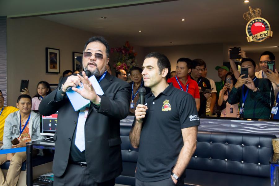 ronnie in action, Hi-end snooker club