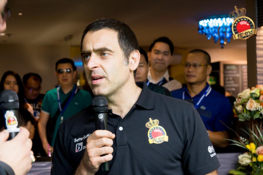 ronnie in action, Hi-end snooker club