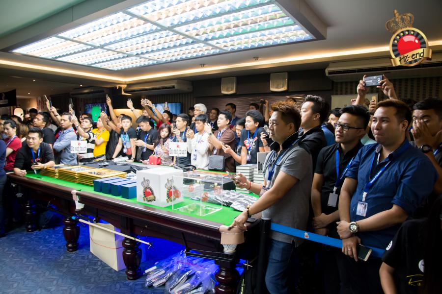 ronnie in action, Hi-end snooker club