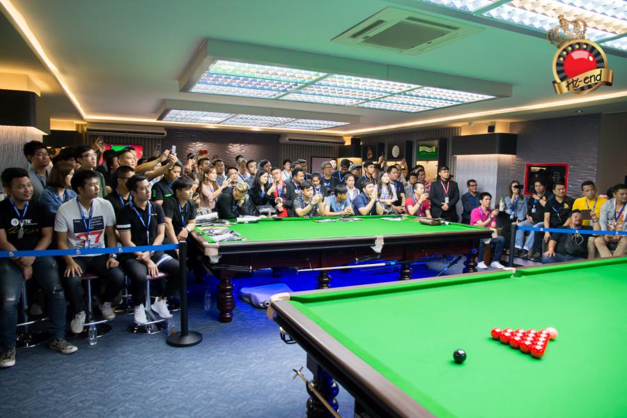 ronnie in action, Hi-end snooker club
