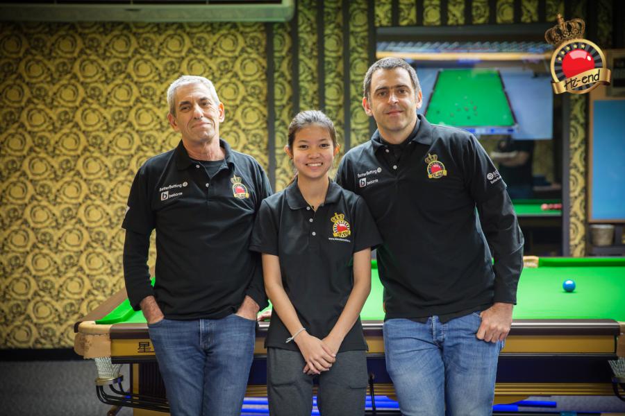 ronnie in action, Hi-end snooker club