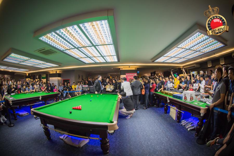 ronnie in action, Hi-end snooker club