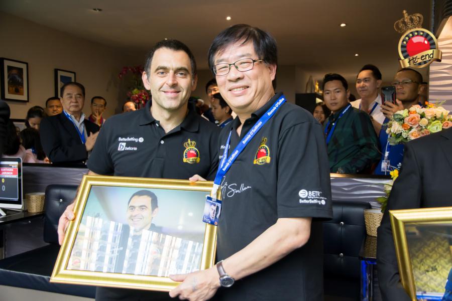 ronnie in action, Hi-end snooker club
