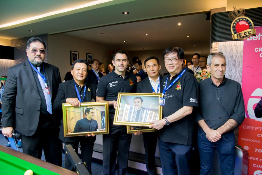 ronnie in action, Hi-end snooker club