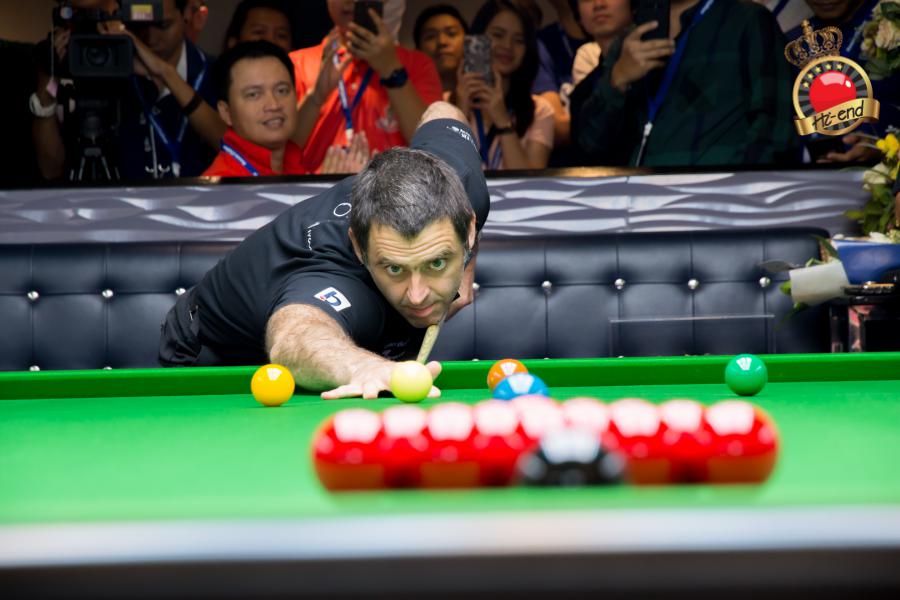 ronnie in action, Hi-end snooker club