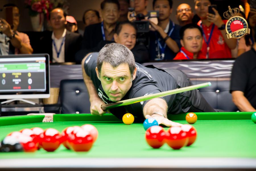 ronnie in action, Hi-end snooker club