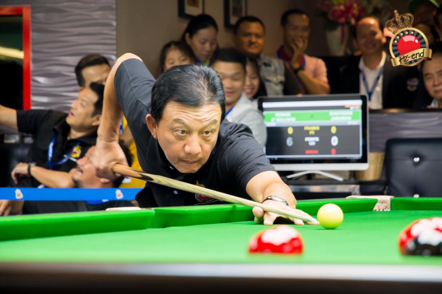 ronnie in action, Hi-end snooker club