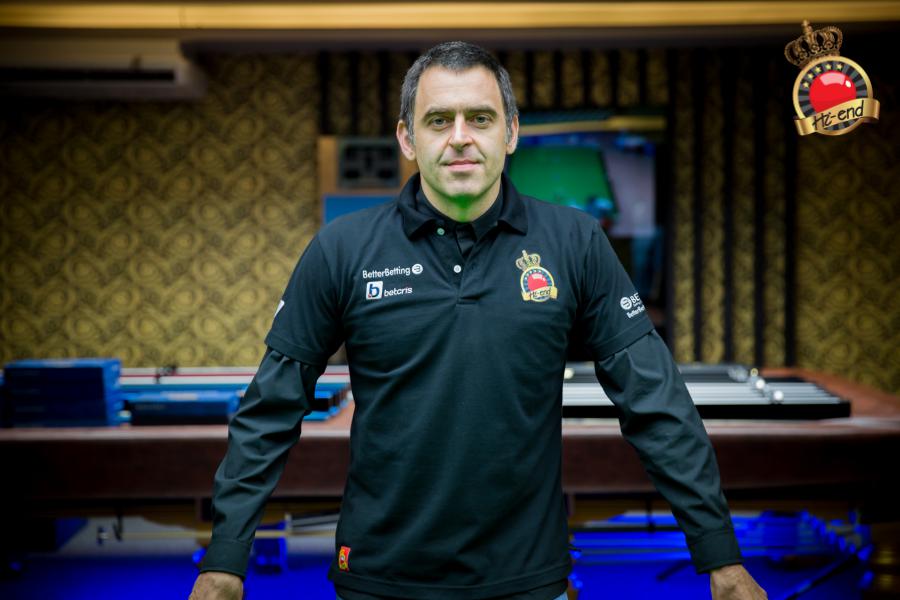 ronnie in action, Hi-end snooker club