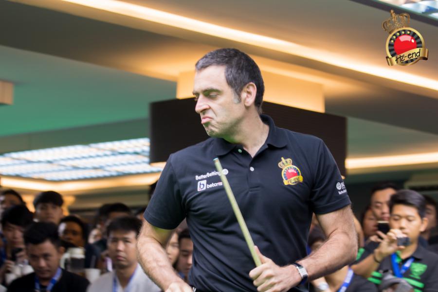 ronnie in action, Hi-end snooker club