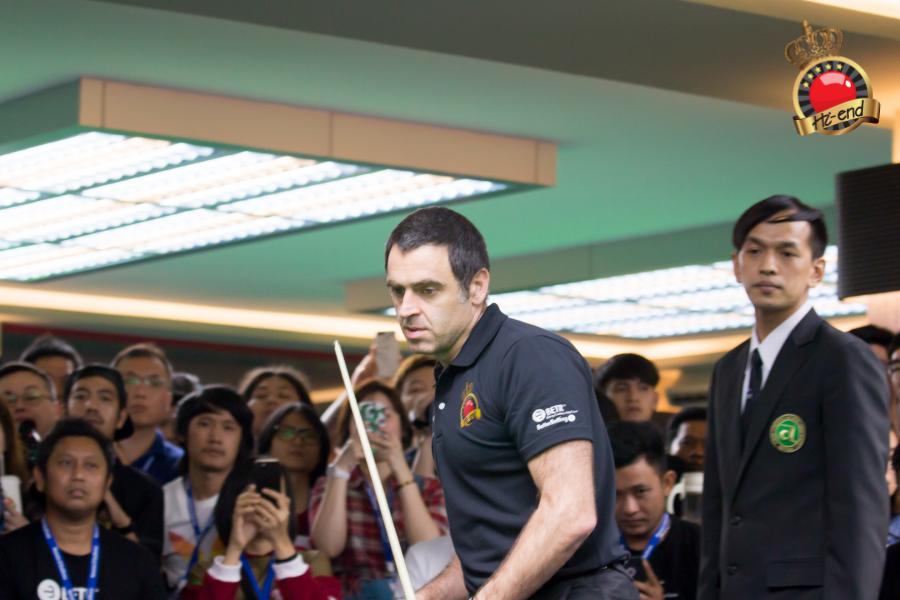 ronnie in action, Hi-end snooker club