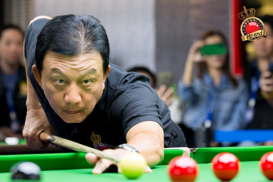 ronnie in action, Hi-end snooker club