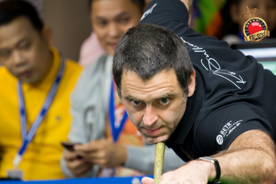 ronnie in action, Hi-end snooker club