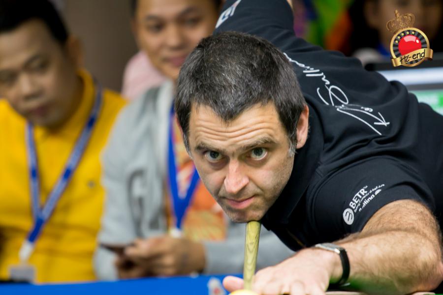 ronnie in action, Hi-end snooker club
