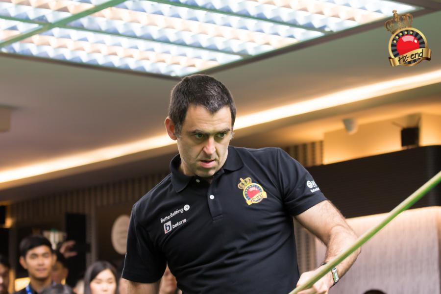 ronnie in action, Hi-end snooker club