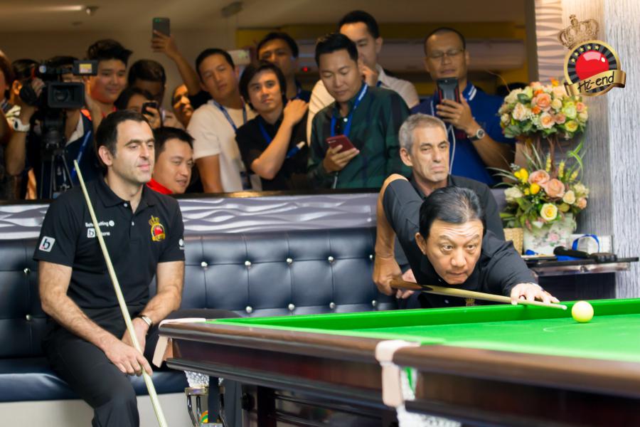 ronnie in action, Hi-end snooker club
