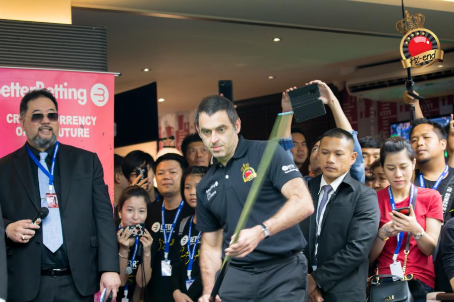ronnie in action, Hi-end snooker club