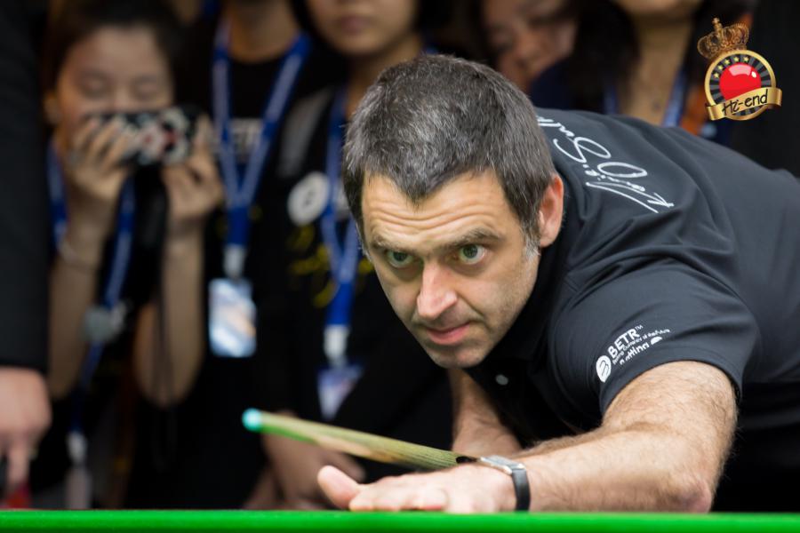 ronnie in action, Hi-end snooker club