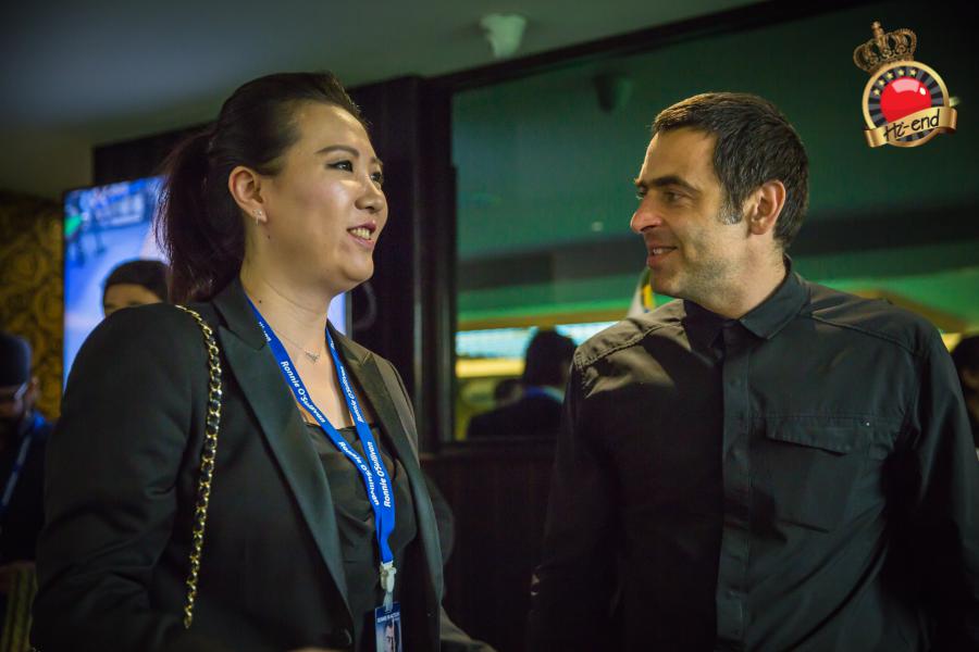 ronnie in action, Hi-end snooker club