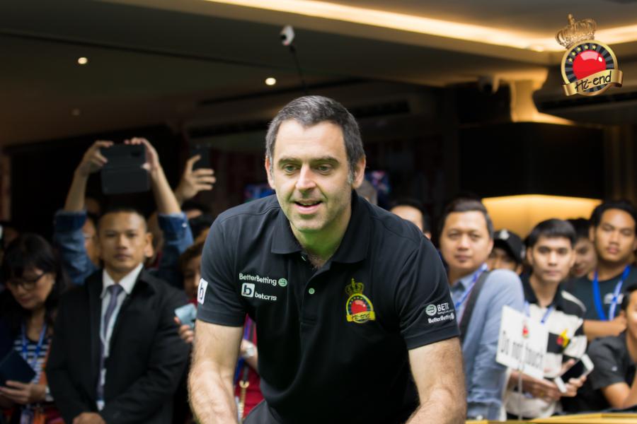ronnie in action, Hi-end snooker club