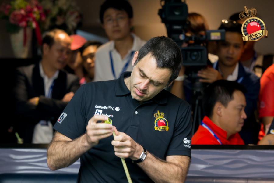 ronnie in action, Hi-end snooker club