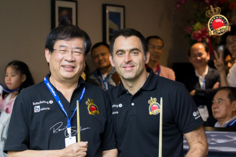 ronnie in action, Hi-end snooker club