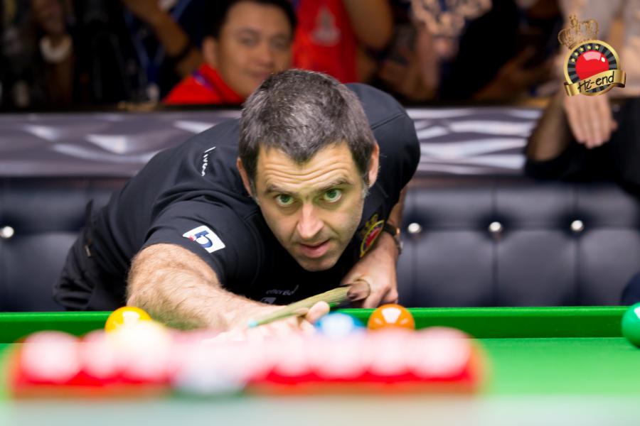 ronnie in action, Hi-end snooker club