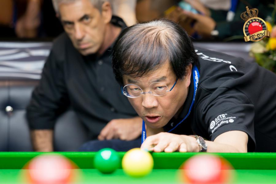ronnie in action, Hi-end snooker club